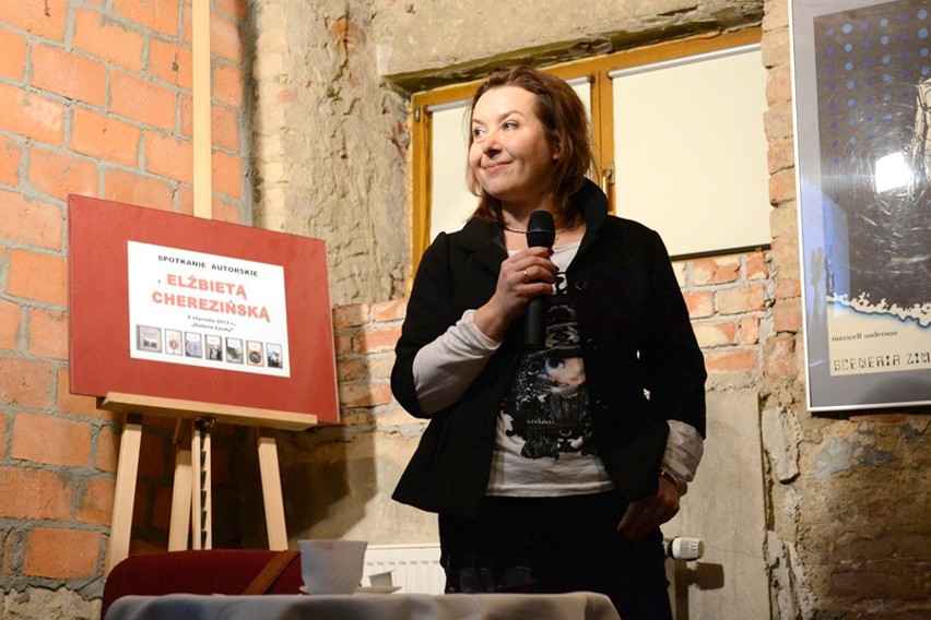 Elżbieta Cherezińska w leszczyńskiej bibliotece.