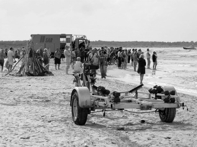 W dniu zdarzenia na Bałtyku panowały bardzo trudne warunki, a ratownicy wywiesili na strzeżonych przez nich plażach czerwone flagi oznaczające zakaz kąpieli