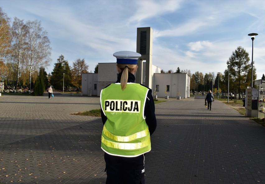 Policjanci już od dzisiaj patrolują cmentarze w powiecie złotowskim