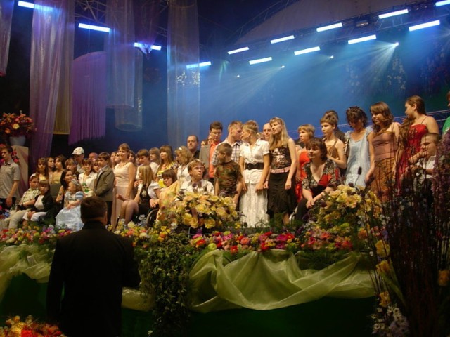 Uczestnicy festiwalu 2008r. na scenie.
