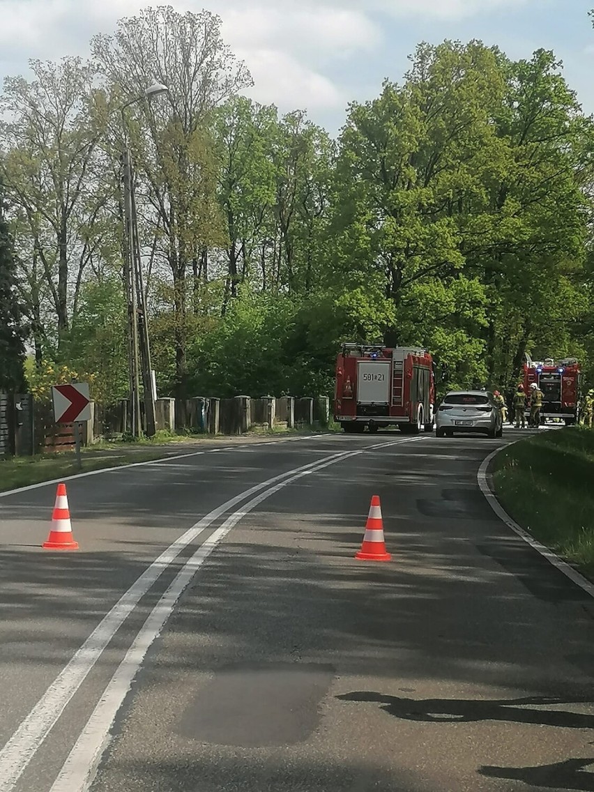 Wypadek w w Lyskach (powiat rybnicki). Na jezdni zapalił się samochód. Występują spore utrudnienia!