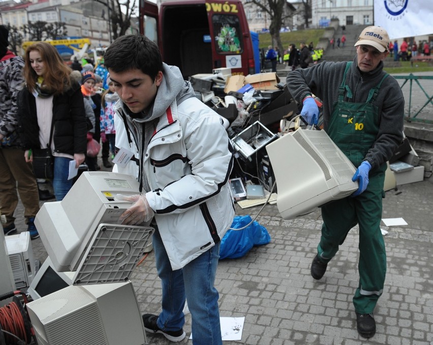 Na przemyskim Rynku zamieniano makulaturę, elektrośmieci na...