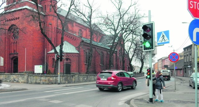 Przez Czem;iń przebiega reuchliwa drogra krajowa. Do tego dziennie torami przecinającymi miasto jeździ mnóstwo pociągów.