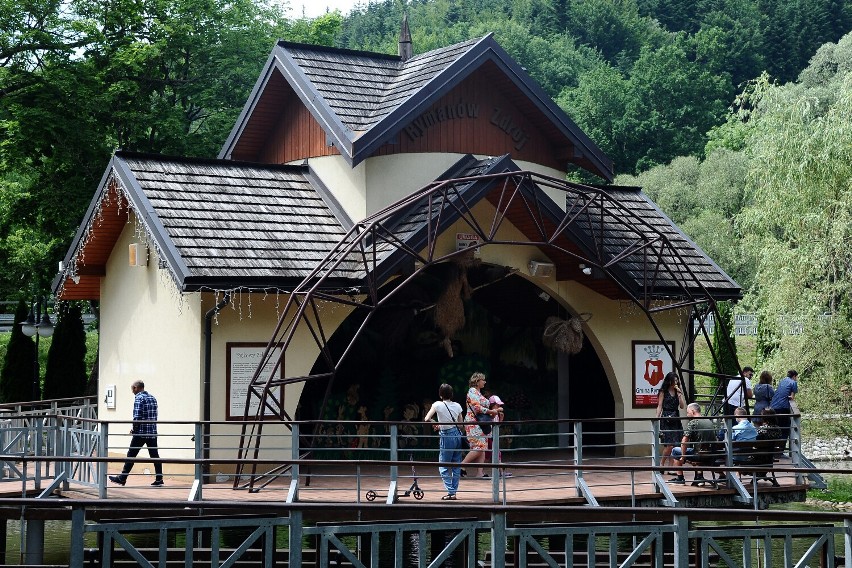 Przy słonecznej pogodzie Rymanów-Zdrój gości wielu turystów....