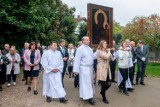 Kopia obrazu Matki Boskiej Jasnogórskiej dotarła do Poznania. Wierni przywitali ją na Strzeszynie. Zobacz zdjęcia!