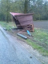 O włos od tragedii. Ładunek spadł z naczepy i zniszczył przystanek autobusowy w Kleszczyńcu