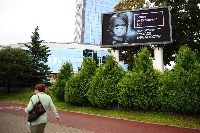 Kraków. Wielki billboard mówi o tysiącach ofiar smogu. Kampania podczas ŚDM 