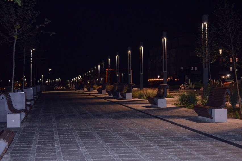 Głogów nocą. Oświetlony Bulwar Nadodrzański, aleja Wolności i piękna fontanna w Parku Słowiańskim. Zobaczcie zdjęcia i filmy
