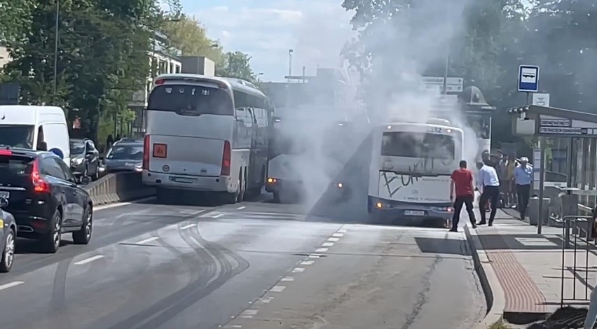 Pożar autobusu MPK. Kierowca musiał użyć gaśnicy. Działania straży trwały 45 minut