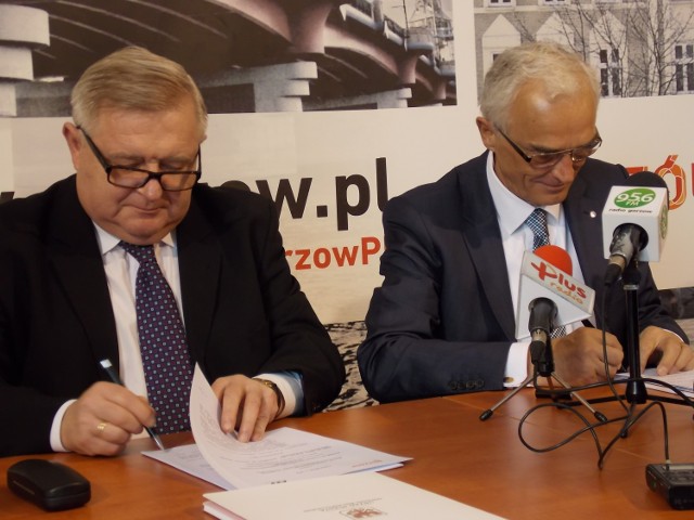 PWSZ podpisało już kilkadziesiąt umów o współpracy, jednak te najważniejsze - z miastem - zawiera AWF (z prawej rektor poznańskiej AWF, prof. Jerzy Smorawiński).