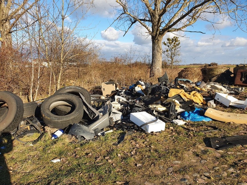 Dzikie wysypiska śmieci również na terenie gminy Kaźmierz...