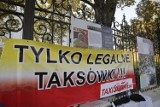 Protest taksówkarzy, Warszawa. Taksówkarze znów protestują przeciwko "lex Uber". Pikiety przed siedzibą PiS i domem Kaczyńskiego