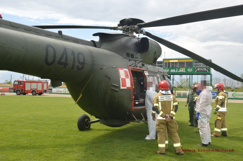 Rawicz. Wojskowy helikopter lądował na stadionie im. Floriana Kapały. Transportował medyków do szpitala [ZDJECIA]