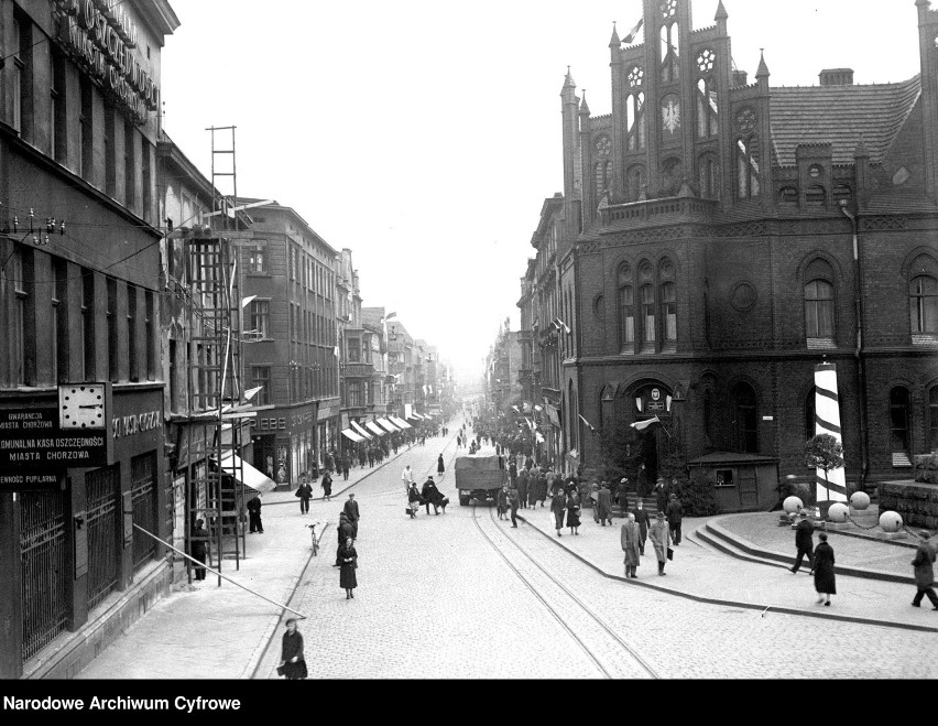 Chorzów. Ulica Wolności. Widoczny gmach Poczty Głównej (1936...