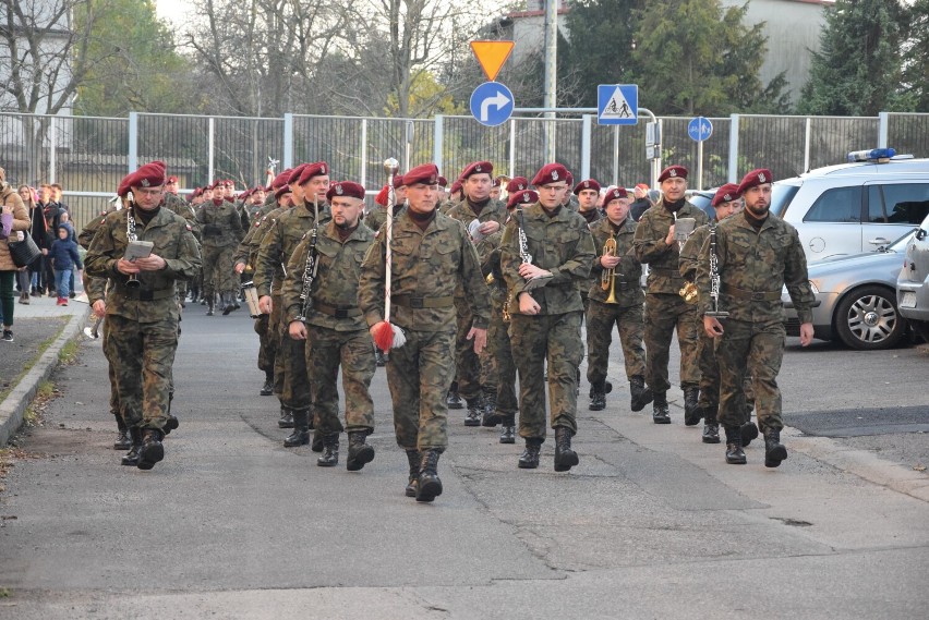 Święto Niepodległości w Bielsku-Białej. Msza w intencji  Ojczyzny, apel pamięci i salwa honorowa na Cmentarzu Wojskowym