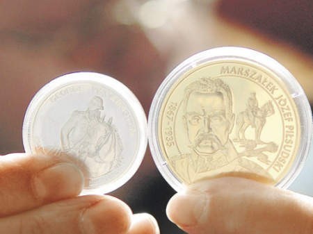 Pani Wanda nabyła m.in. monety z wizerunkami Józefa Piłsudskiego i Jerzego Waszyngtona
