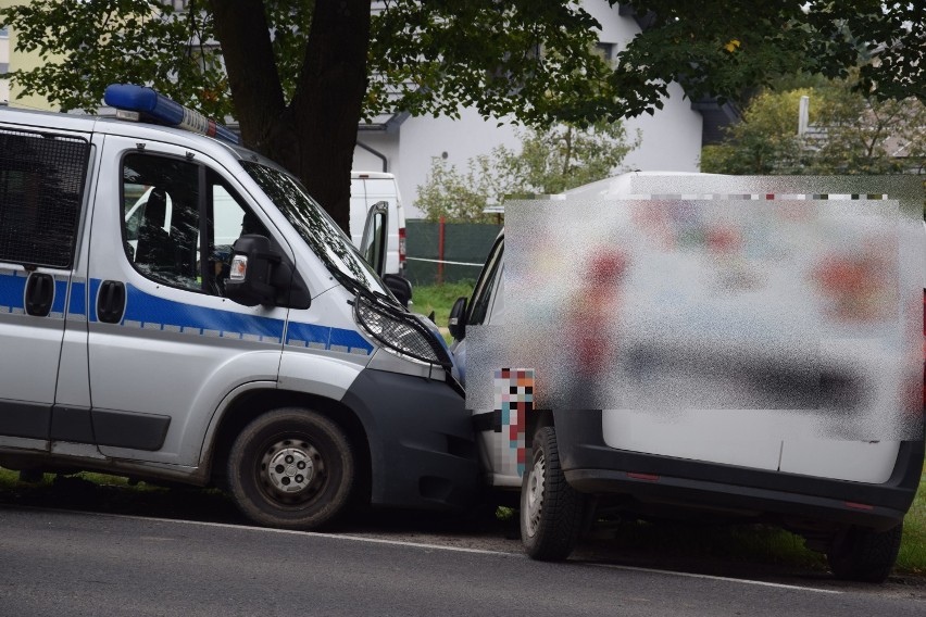 Poważna kolizja policyjnego radiowozu w Szczecinku. Są poszkodowani [zdjęcia]