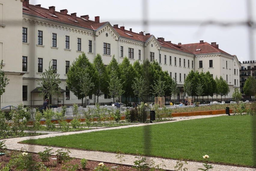 Trzy prace - spośród 11 - w drugim etapie konkursu na koncepcję pomnika Orląt Lwowskich w parku przy Karmelickiej