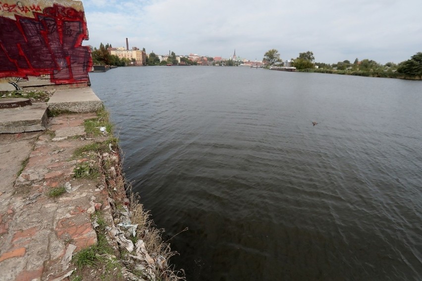 Ścieki wpływające do Odry zauważyli wędkarze. Inspekcja środowiska bada sprawę 