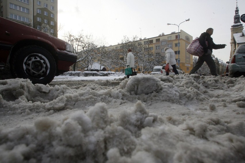 Zasypana śniegiem ulica Nowa w Legnicy