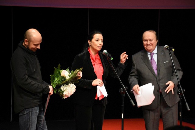 Maciej Dźwigaj, jeden z nagrodzonych, Magdalena Kusztal, dyrektor KCK, oraz Krzysztof Miklaszewski, dyrektor festiwalu.