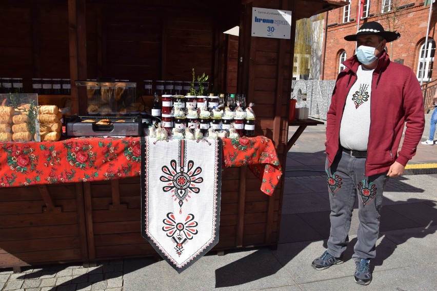 Góral z Nowego Targu ze swoim stoiskiem w Szczecinku