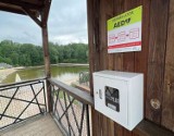 Defibrylator w parku Lisiniec w Częstochowie. Został zamontowany na stanowisku dla ratowników