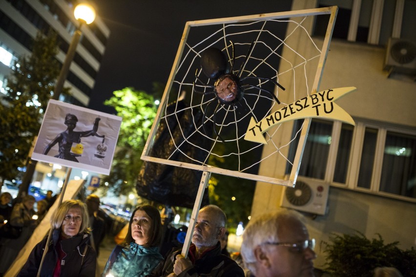 Protestujący pojawili się pod sądami ze świeczkami i...