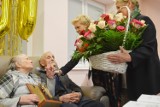 Julia Leszczyńska z Maniowa skończyła 100 lat! Jubilatka kocha poezję i sama pisze wiersze. Zdjęcia/Film
