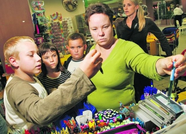 Anna Kleparska z dziećmi: Arturem i Olą i Kubą wybierała w sobotę przybory szkolne w księgarni przy ulicy Horbaczewskiego