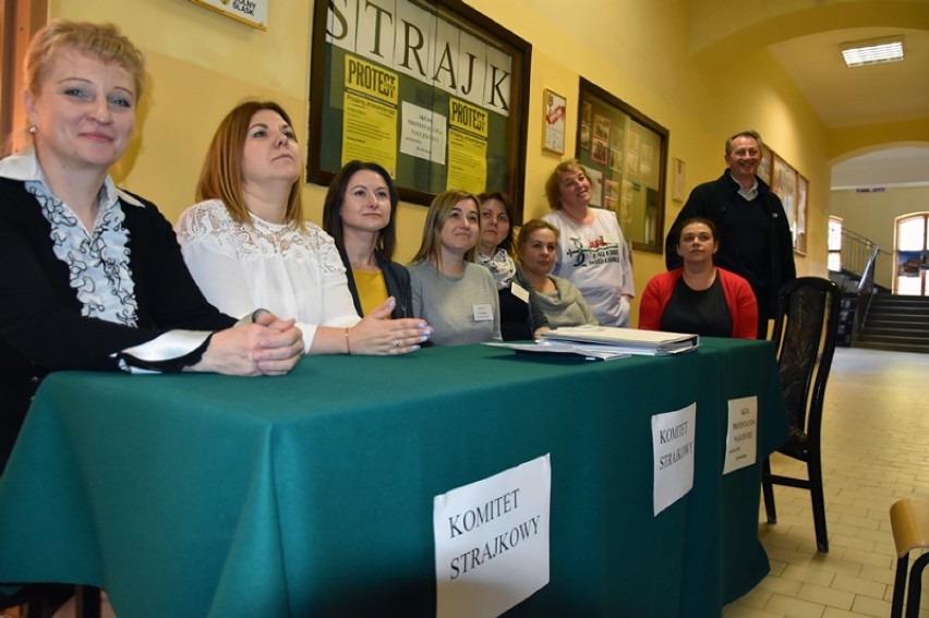 Strajk nauczycieli w Legnicy, to już 9 dzień protestu.