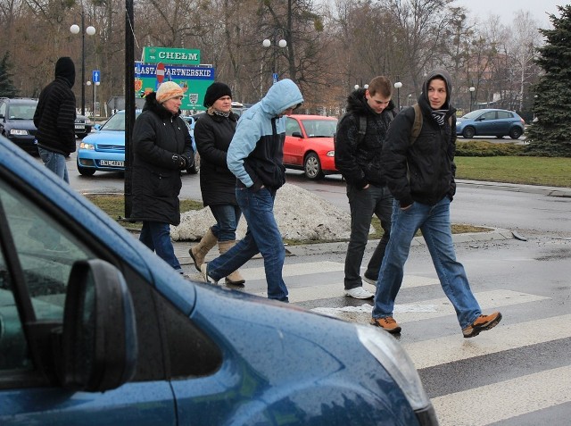 Pikiety na rondzie mogą odbywać się nawet do końca tygodnia. Na popołudniowej pikiecie w centrum miasta stawiło się około 100 osób. Ruch w centrum jest utrudniony.