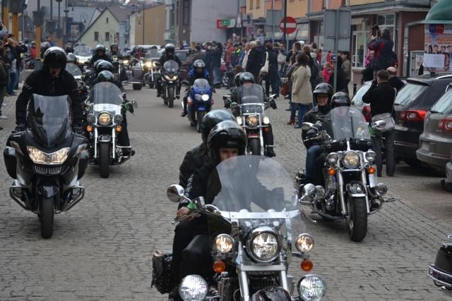 Rozpoczęcie sezonu motocyklowego. Najpierw modlitwa i święcenie, a później parada ulicami Bytowa