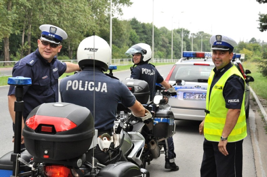 Policjanci eskortowali pomnik Marszałka Józefa Piłsudskiego