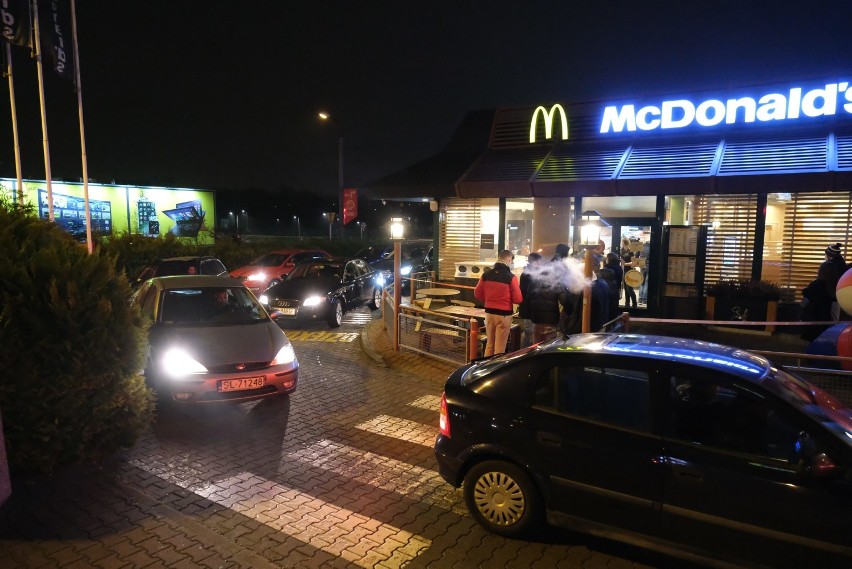Ogromne kolejki do McDrive w Rudzie Śląskiej i Rybniku [ZDJĘCIA] Kanpka Drwala wróciła do oferty McDonald's
