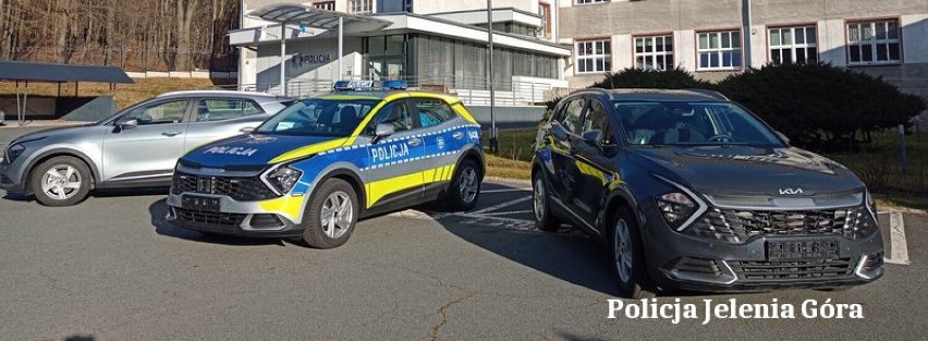 Policjanci w Kia Sportage 1,6 GDI  będą patrolować drogi powiatu karkonoskiego. Zakup trzech radiowozów wsparły samorządy