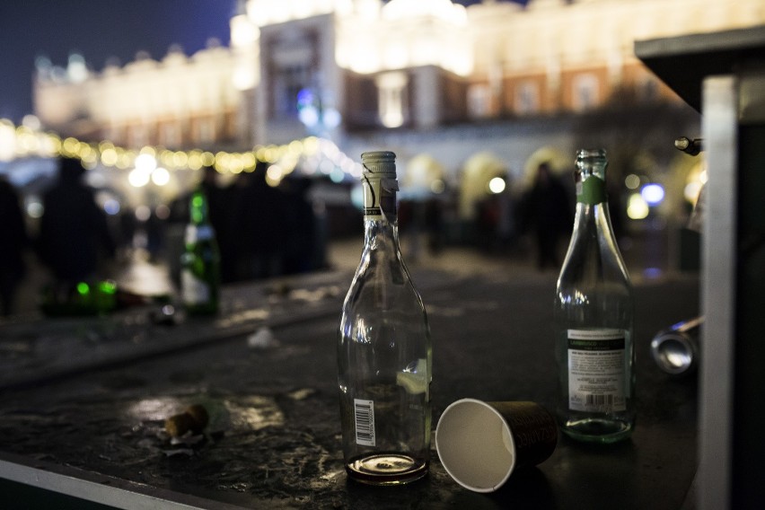 Sylwester 2016 Kraków. Nocne sprzątanie Rynku Głównego [ZDJĘCIA, WIDEO]