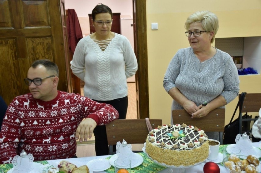 Spotkanie świąteczne w Pietronkach. Na stole królowały słodkości, a największe wrażenie robił tort (ZDJĘCIA)