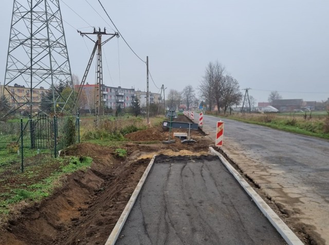 W Pęcławiu budują nowy chodnik. Będzie aż do sklepu Dino