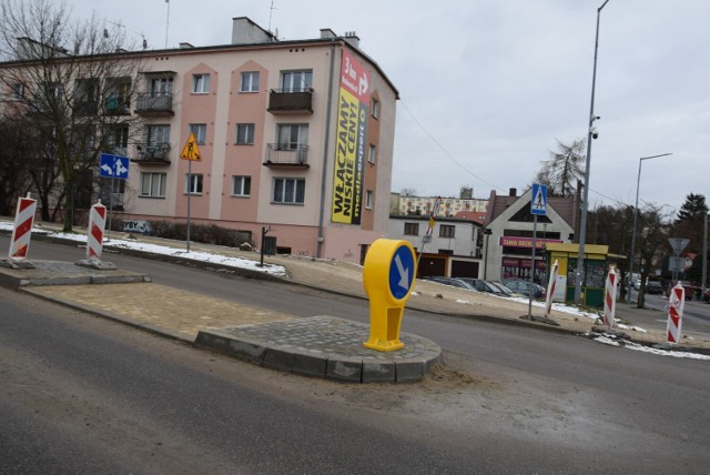 Przy budynku pawilonu handlowego Piast pojawiła się wysepka, która ma zapewnić względy bezpiecezństwa i wymusić na kierowcach wolniejszą jazdę.   