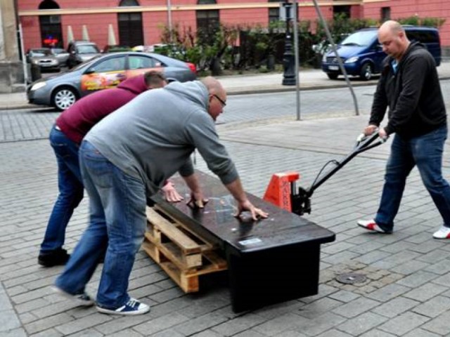 Właśnie zaczyna się modernizacja 15 chopinowskich ławek. ...