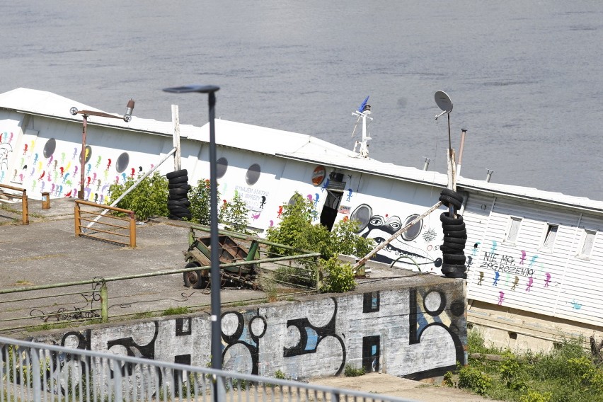 Tonąca barka przy moście Łazienkowskim. Ktoś ozdobił obiekt...