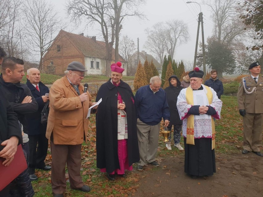 Obelisk z okazji 100 - lecia  wraz z tablicą pamiątkową pamiątkową w Chartowie poświęcił biskup Tadeusz Lityński [ZDJĘCIA]