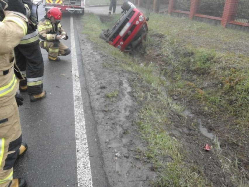 Wypadek w Mystkowie. Samochód osobowy wypadł z drogi i wylądował w rowie [ZDJĘCIA]