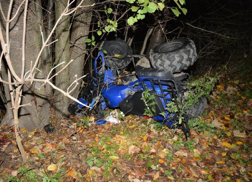 Wypadek w Korczynie. 18-latka wjechała quadem w drzewo, została poważnie ranna [ZDJĘCIA]