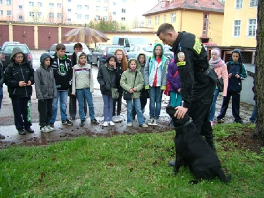 Mundurowi na spotkaniu w Szkole Podstawowej w Różewie...