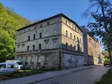 Dwa zrujnowane budynki z ul. Pocztowej i Dąbrowskiego w Wałbrzychu - kto je wyburzy? Zdjęcia