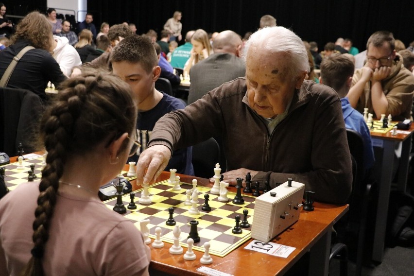 Do szachownic w PCAS zasiadło 88 osób. Rozgrywki odbywały...