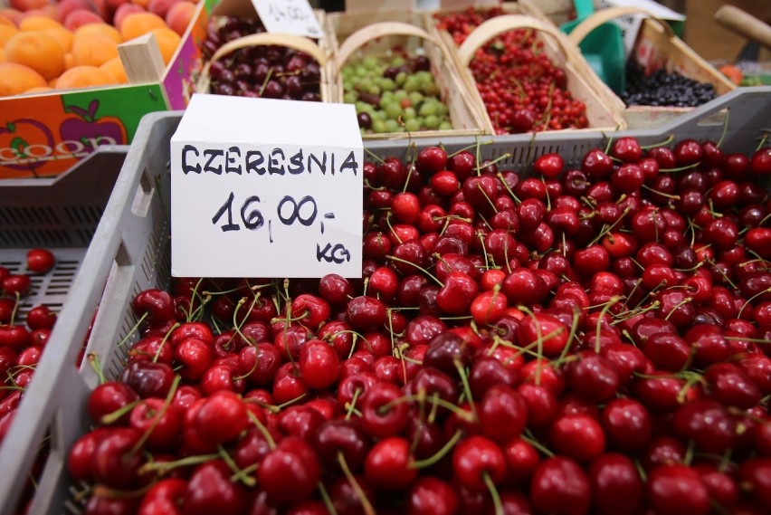Ile kosztują owoce i warzywa na targowisku w Katowicach? Sprawdziliśmy CENY. Wciąż drożeją truskawki