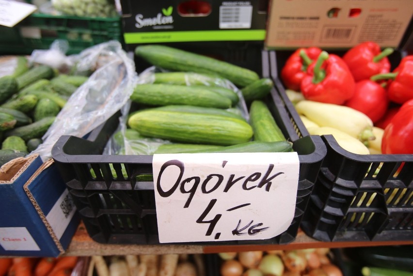 Ile kosztują owoce i warzywa na targowisku w Katowicach? Sprawdziliśmy CENY. Wciąż drożeją truskawki